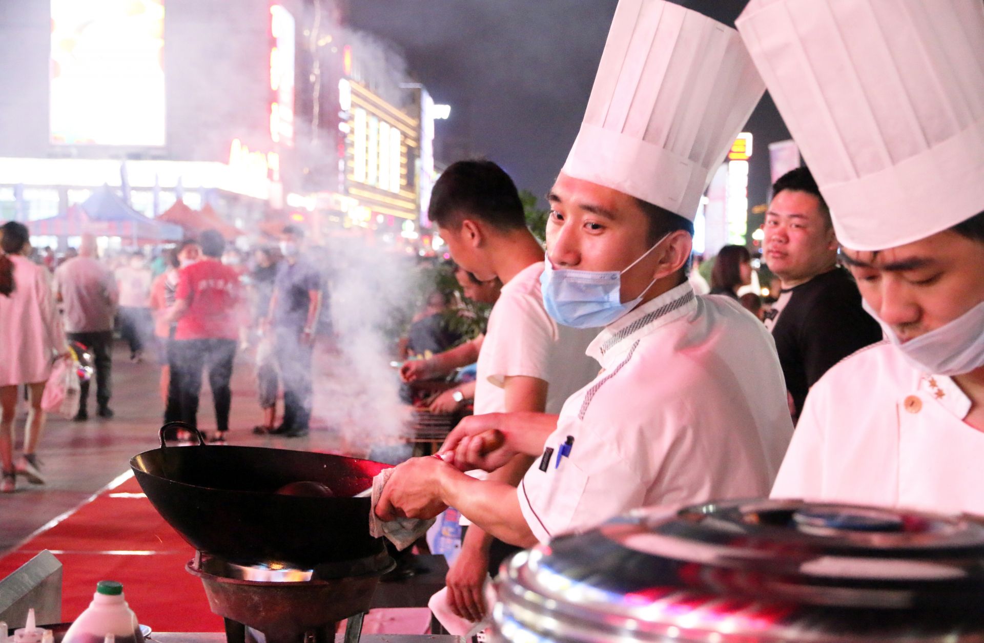 楼里忙促销楼外办夜市｜澳德乐发挥资源优势，创新模式扩大消费力