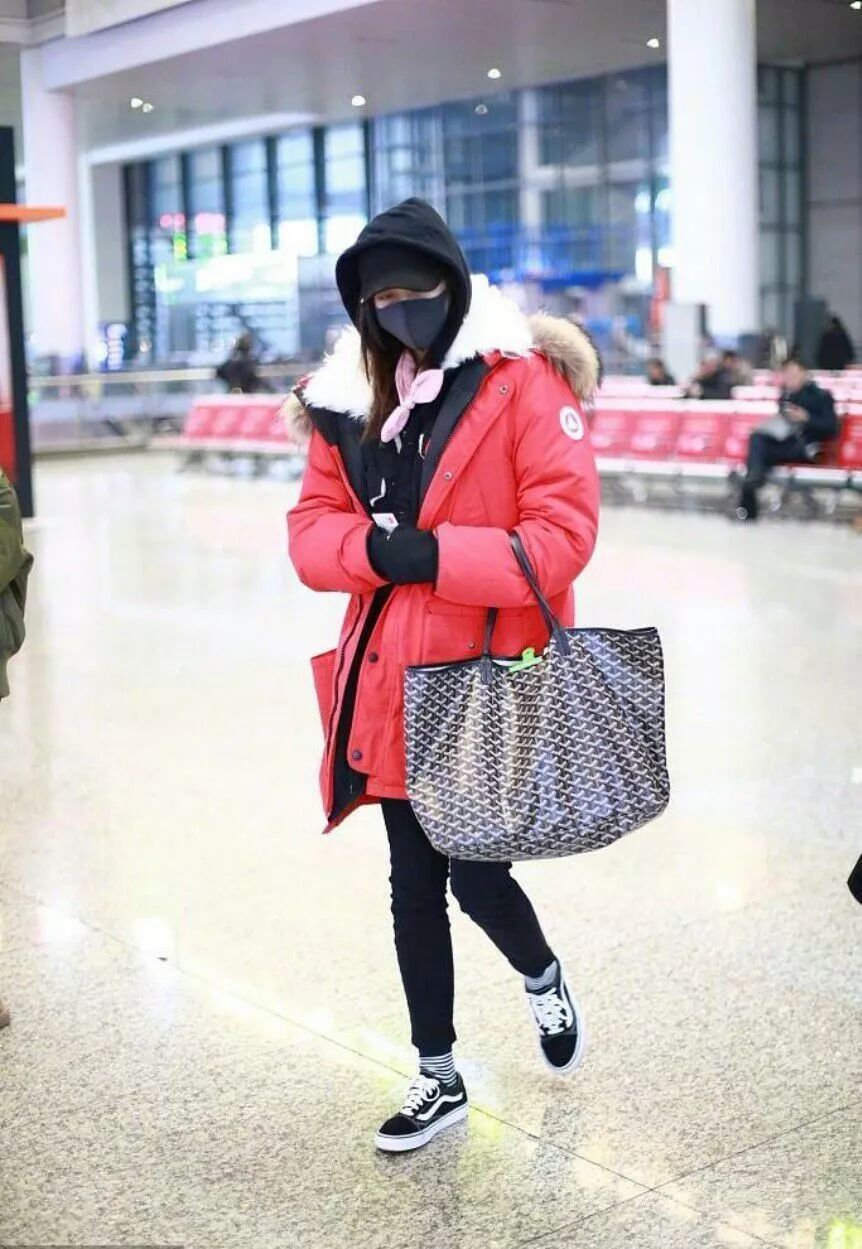 关晓彤黑色轻纱吊带配8分裤,关晓彤穿露脐装和小脚裤视频