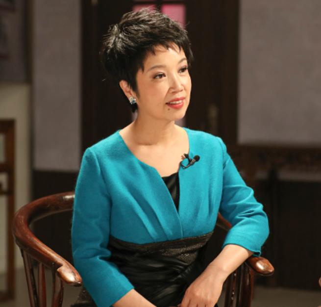从央视主持人，到23年只饰演周总理夫人，黄薇因4次意外改变命运
