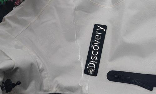 冲锋衣三合一discovery,贝爷穿的户外冲锋衣什么品牌