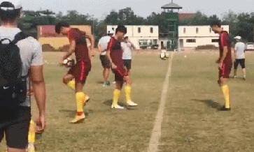 能赖孩子吗？挪威19岁小将已成欧冠最佳射手！国青小将还颠不好球