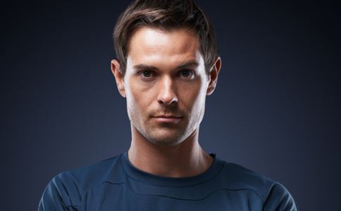 中年男人黑眼圈怎么回事,五十岁男人黑眼圈怎么回事