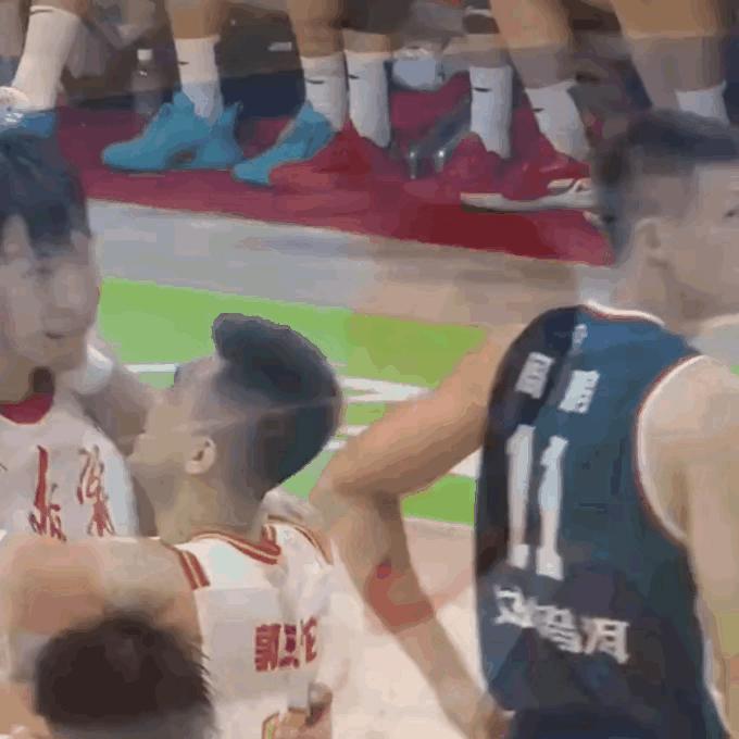 周琦26号球衣篮球明星,周琦26号能上场吗