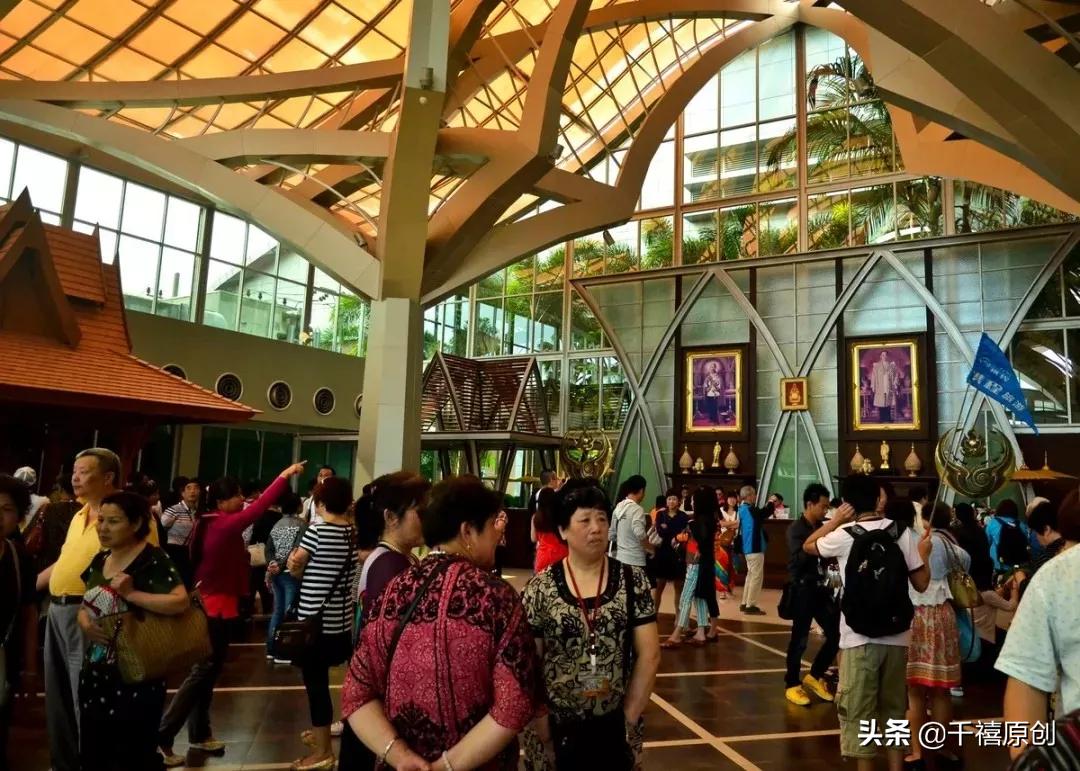 这个大牌卖#假珍珠#洗鱼水涂玻璃、电饭煲种宝石