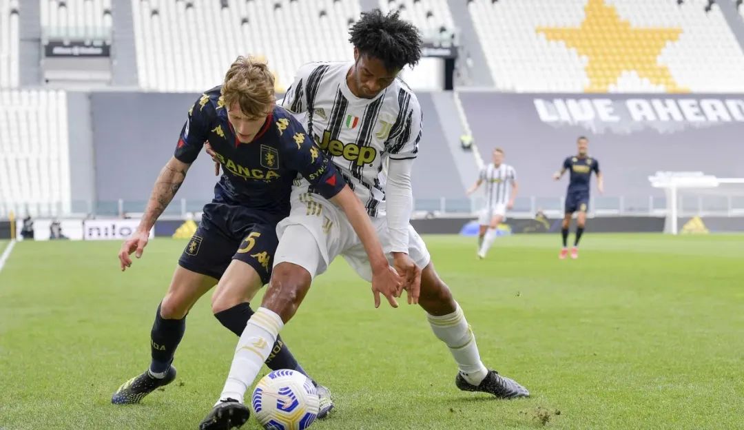 皮尔洛回应c罗批评,尤文教练皮尔洛讨论c罗