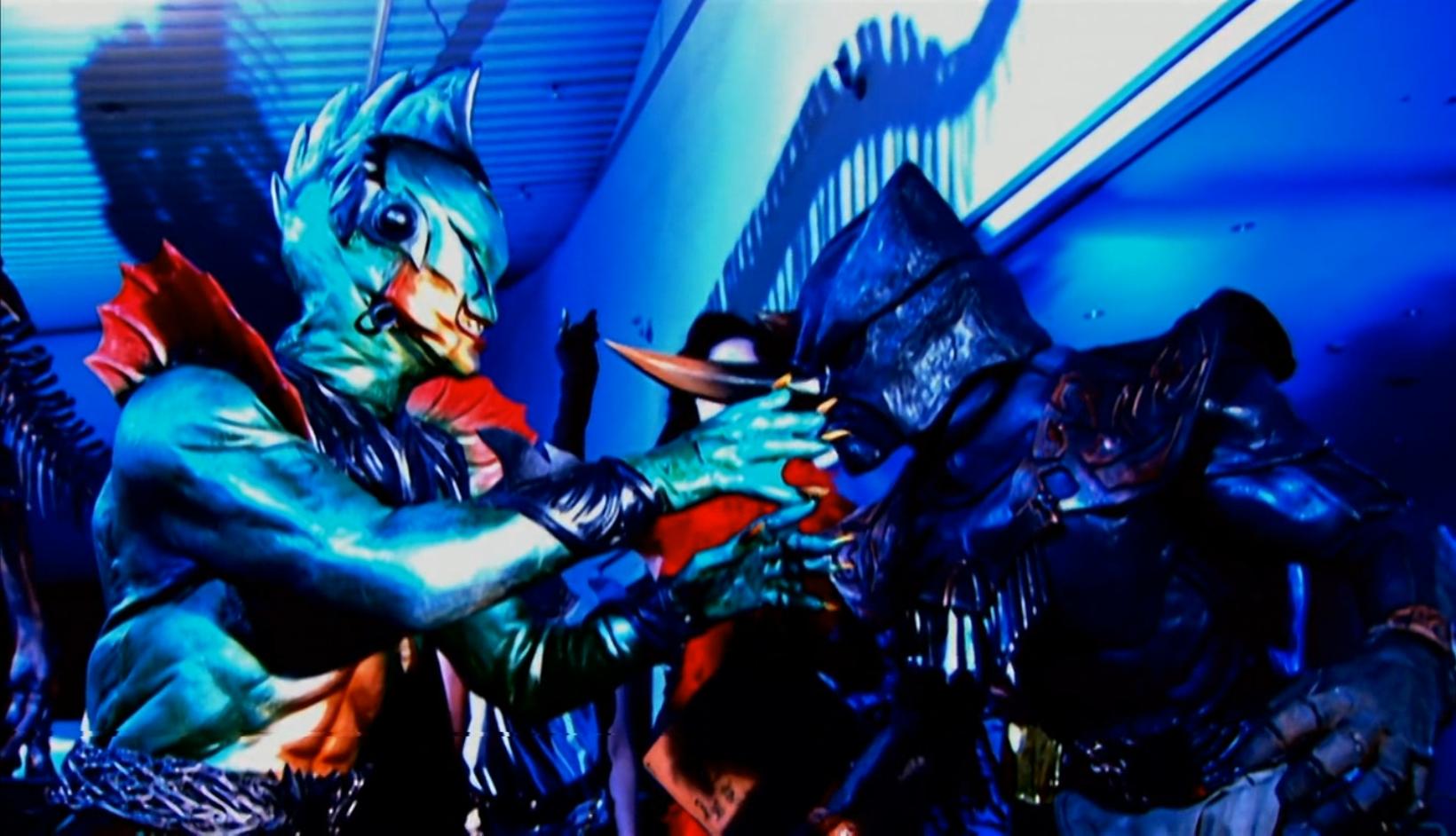 假面骑士空我：为何玫瑰姐宁可笑着被一条警官射杀，也不还手？