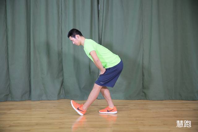 小臂拉伸细节,跳绳热身拉伸动作细节