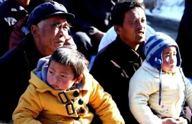 央视曝光“索命鞋”,可导致孩子性早熟,很多父母却还抢着买