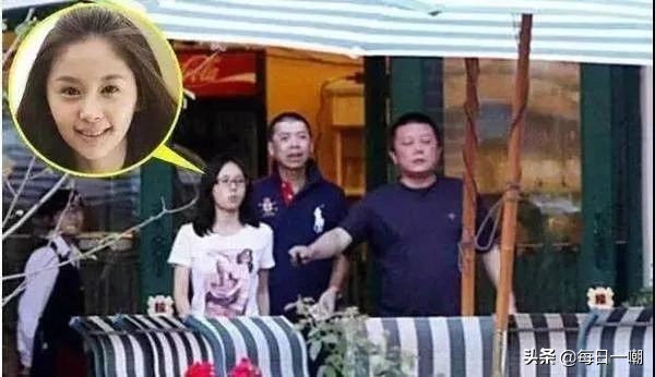 王子文高铁脚踩小桌,王子文道歉脚踩高铁桌板