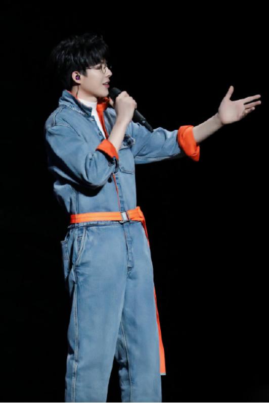 刘宇宁穿水蓝色西装外套饰品,刘宇宁的衣品