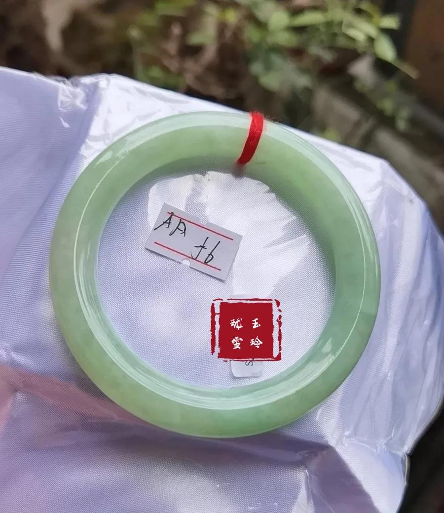 怎么挑选适合自己的玉手镯,玉手镯怎么选才是最好的呢