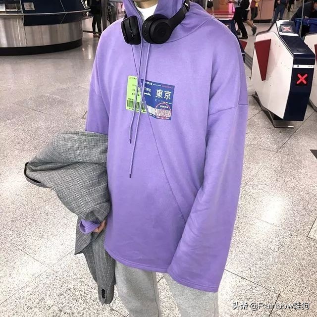 我穿搭学抖音钟爱黑丝配AJ这个社交娱乐至上的时代有何不可?