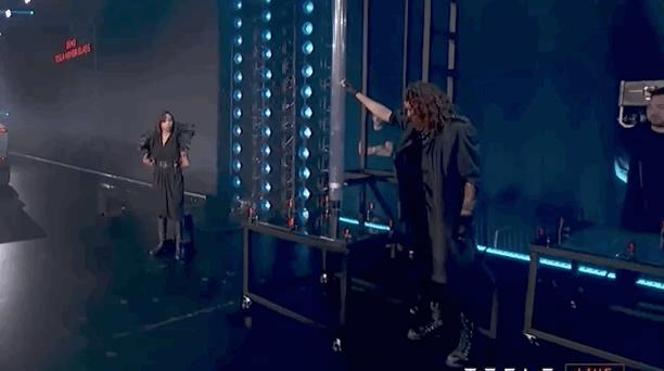 马斯克皮卡玻璃碎了,马斯克车窗玻璃被砸碎