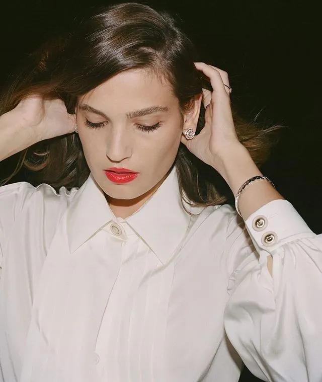 T恤穿腻了？想要时髦又遮肉，春夏白衬衫应该这么洗和这样穿