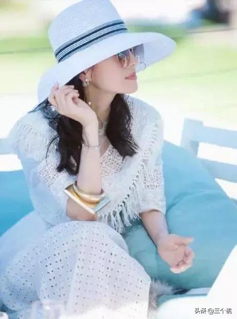 今年流行的裙子不穿高跟鞋,今年流行时髦的裙子冬天穿的