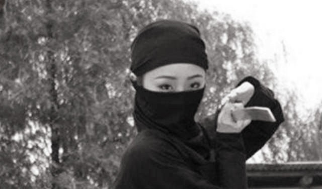 女飞贼宋莲萍拜高僧为师轻功了得,70年代国内第一女飞贼