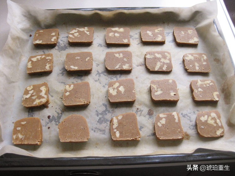 发现一款好吃的焦糖饼干搭配牛奶,奶油山核桃饼干