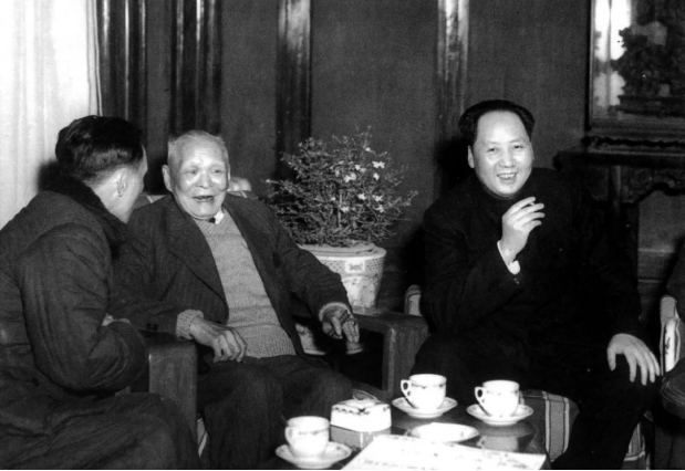 接见朋友时,毛主席的烟盒仅剩1支烟,随后主席的1个举动令人暖心