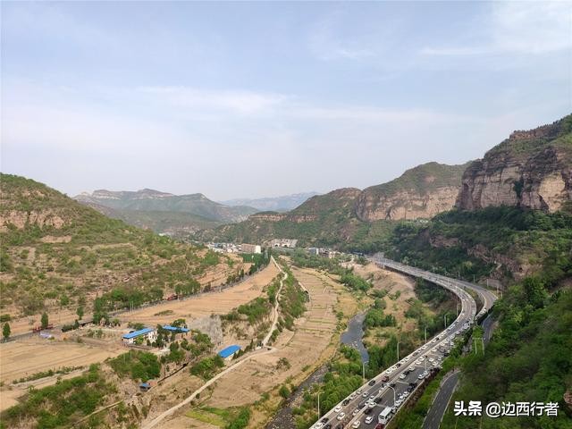 这条悬在崖壁上的河床，比壁挂公路更艰巨