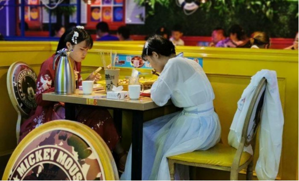 绝联:小大姐,上河下,坐南朝北吃东西;上联谁来对?