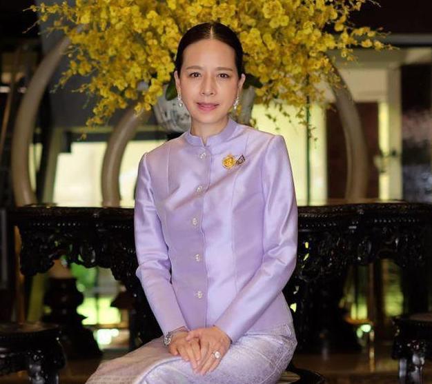 苏提达吃醋了，泰王心动的华裔美女伍伦盼，54岁依然优雅大方