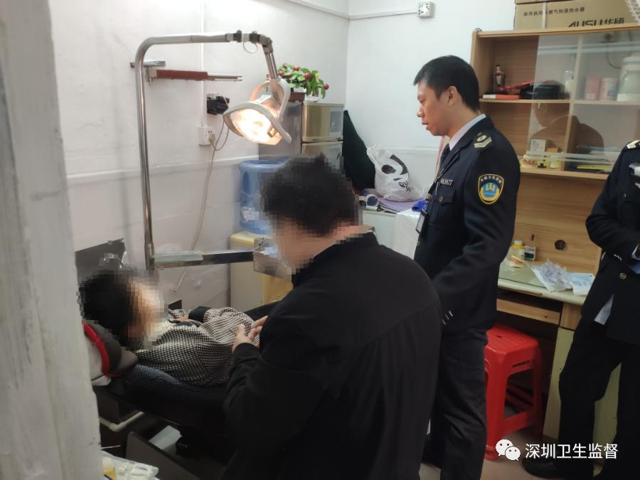 汽车座椅当牙椅？！男子被查时正徒手伸进老乡嘴里给人“搞牙”