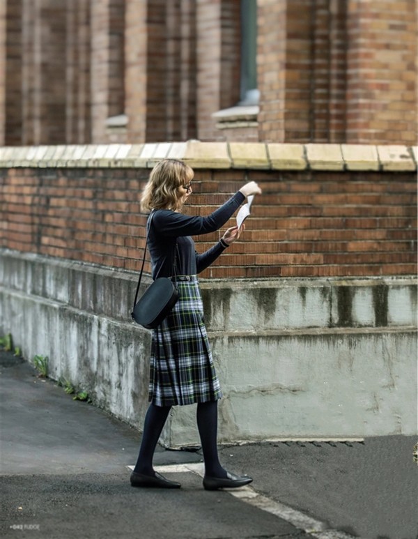 40岁女人穿毛衣搭配什么裤子,50岁女人毛衣配裙子的经典搭配