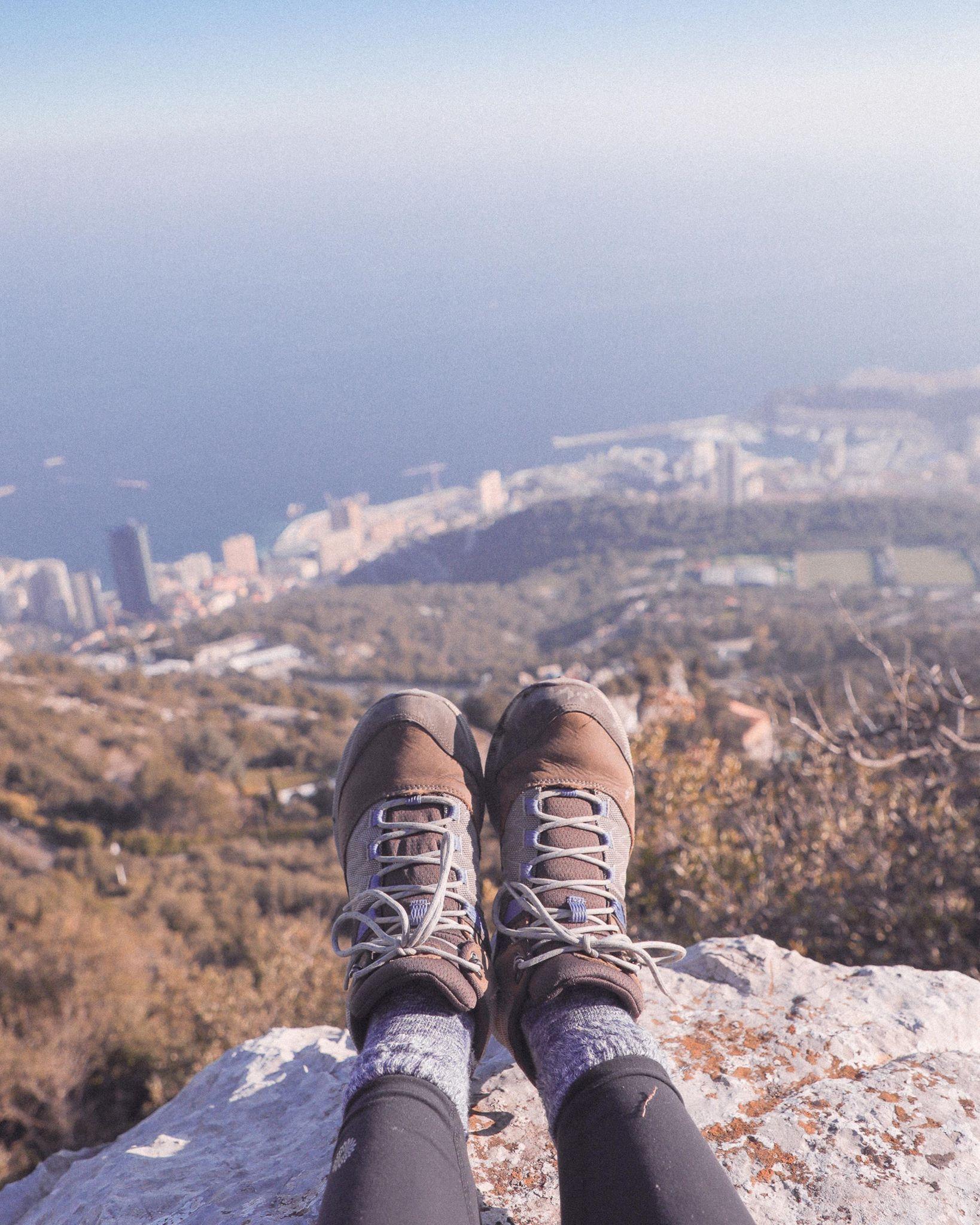穿着劳保鞋徒步,穿着耐克鞋爬山