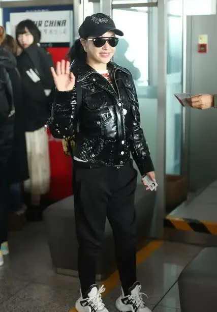 刘晓庆早年照曝光一袭红裙风,刘晓庆装嫩原视频