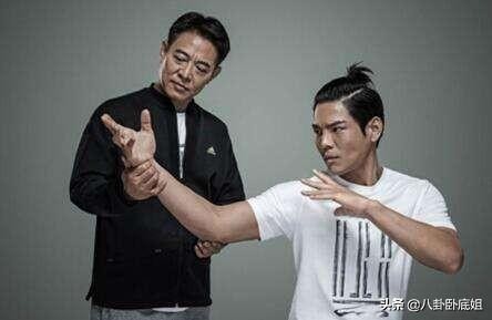 女明星风光不在，肩扛手拎留守的豪门孕妻挺大肚子出街面容憔悴