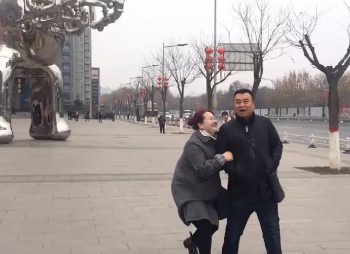 父母秀恩爱对子女的好处,父母特别秀恩爱的方式