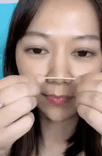 “兄弟睡觉压得胳膊都变色了，要不要叫醒他？”醒来一定很酸爽