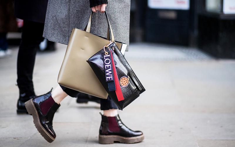 新买的鞋子总是磨脚,新鞋磨后脚跟有什么好方法处理吗