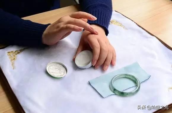 佩戴翡翠手镯的好处和坏处,翡翠手镯的各种佩戴方法