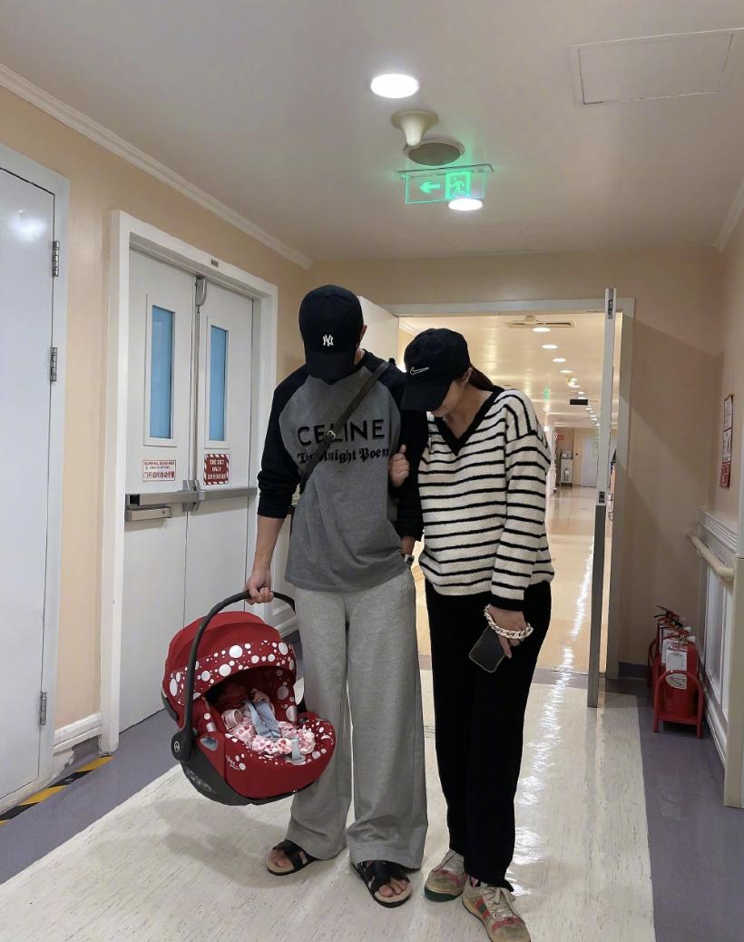 姜潮抱娃,姜潮抱儿子