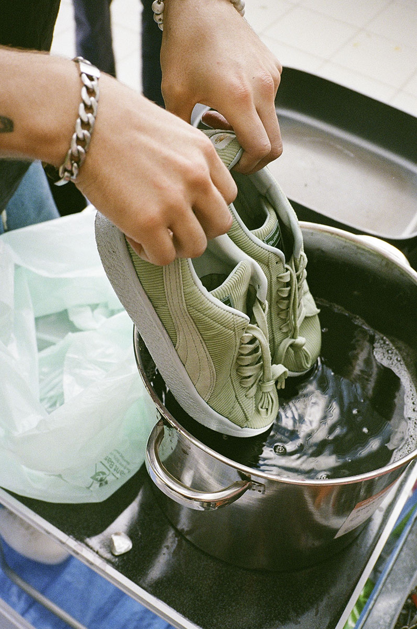 彪马黑鞋染色了怎么洗掉,彪马鞋子染色怎么处理