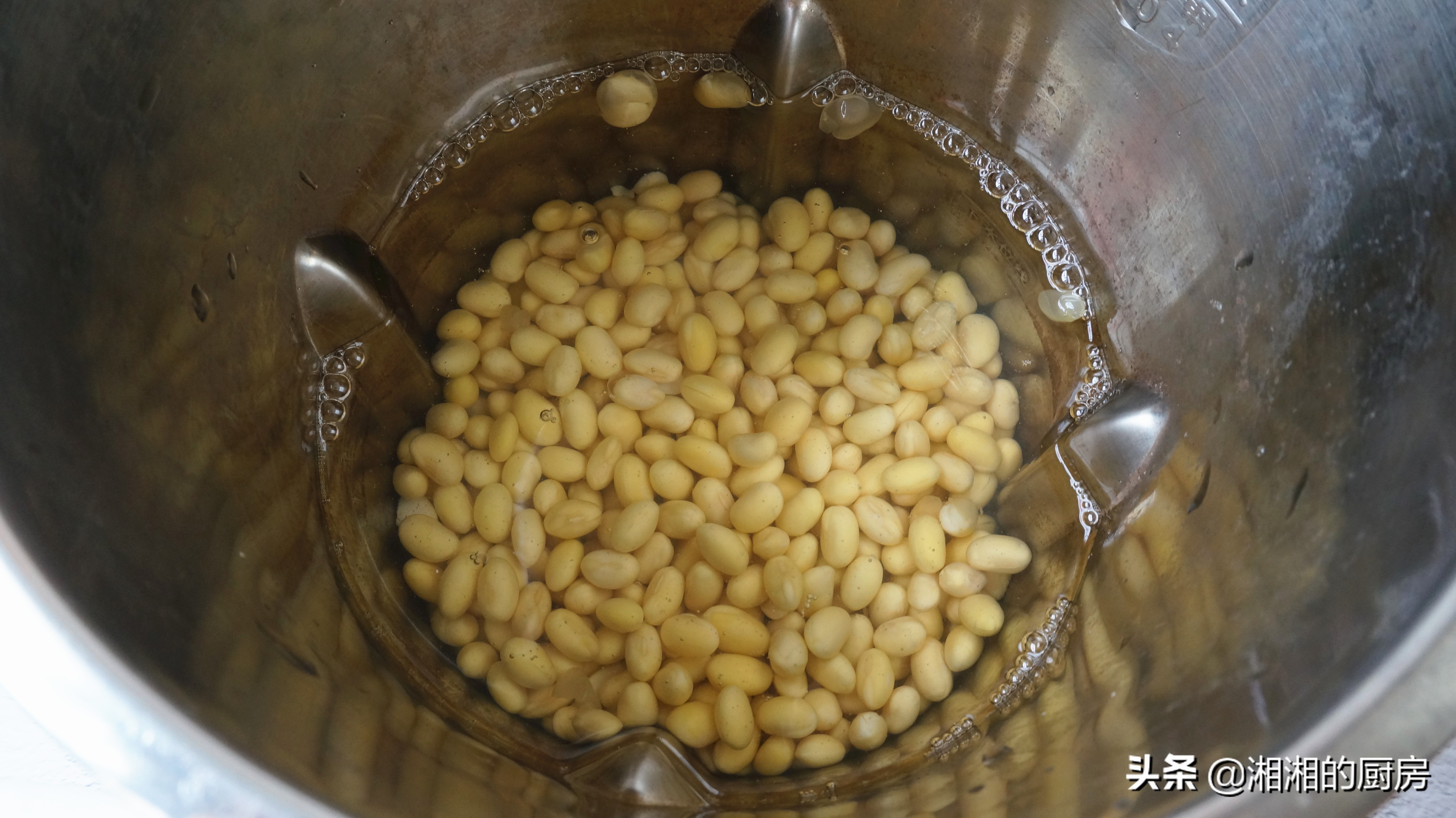 黄豆做卤水豆腐的过程,1斤黄豆做6斤水豆腐的制作方法