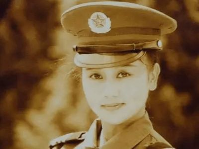 他被誉为“风月片”教父，拦截训练中的女兵，直言：我们结婚吧