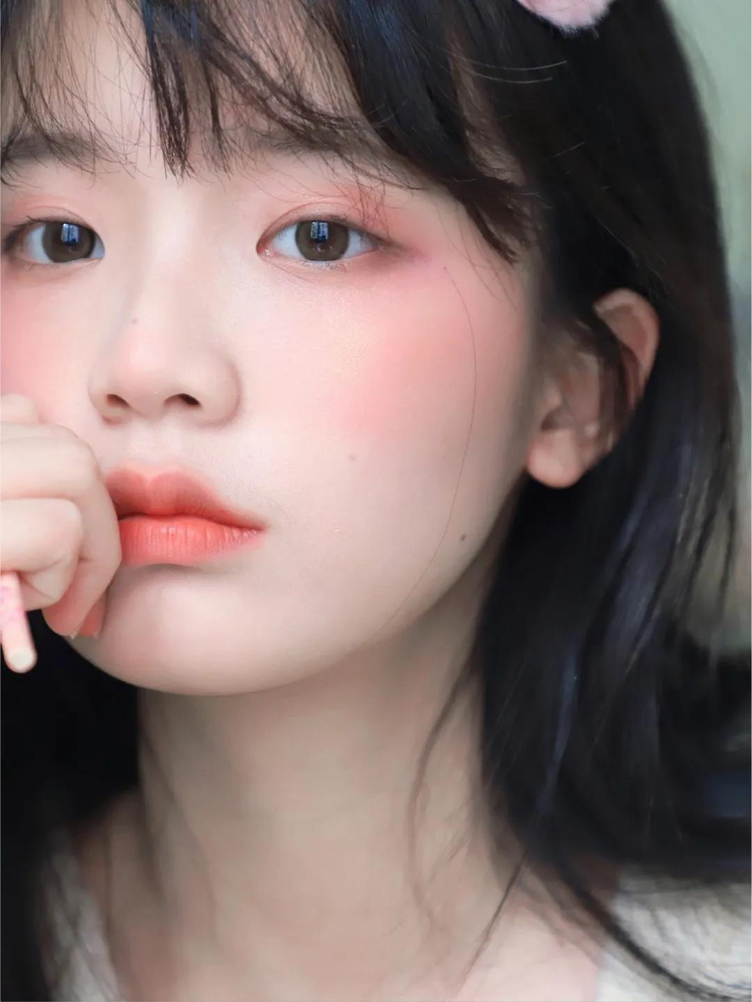 夏日画蜜桃妆教程,春日轻透蜜桃妆