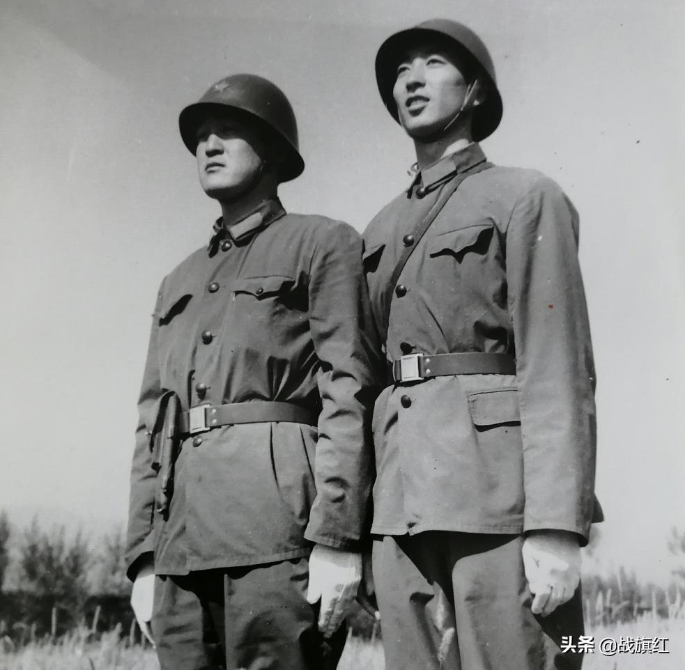 老兵拉肚子意外坐到木把,疼得直叫唤,班长背起老兵送到卫生队