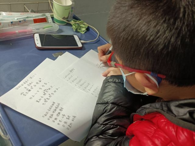 武汉重症病区,邵逸夫医院男护士主动当起10岁小患者的“私人家教”