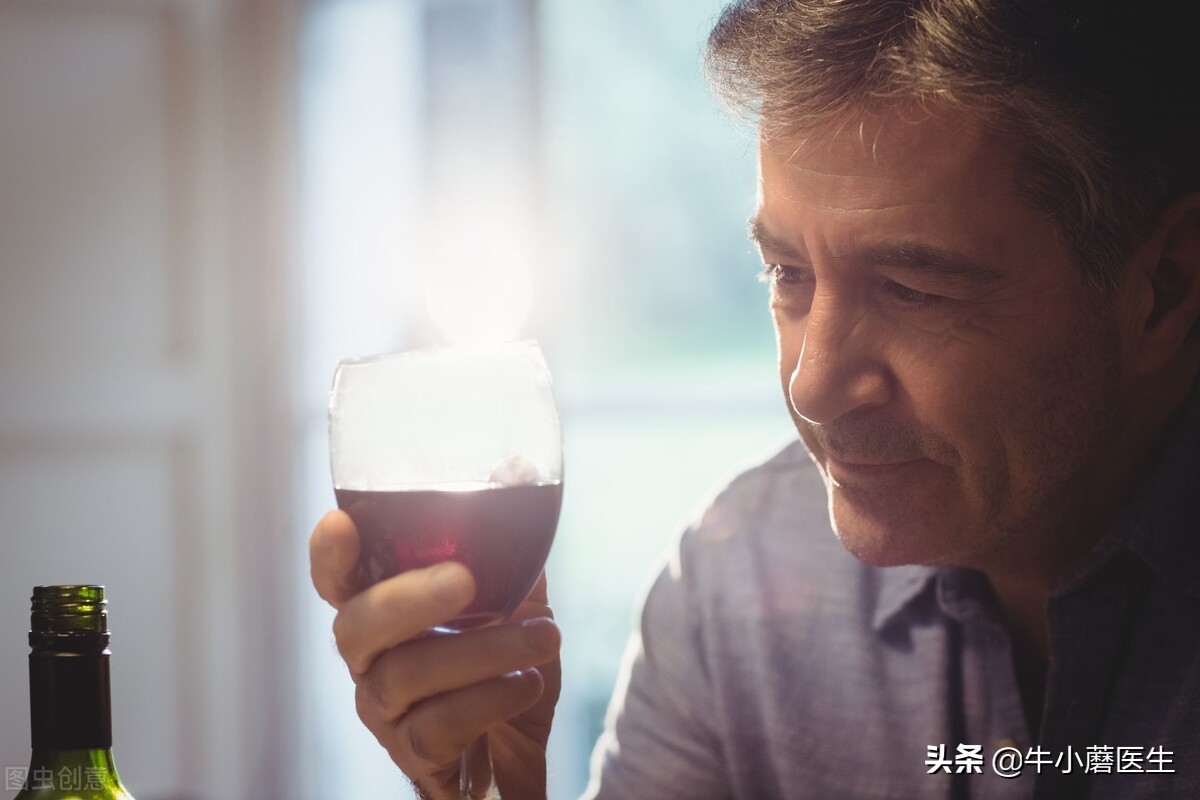 喝酒只能喝2两正常吗,天天喝酒和一次喝多哪个伤害大