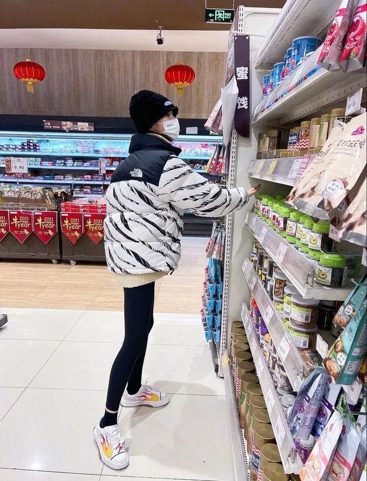 明星们脚上的球鞋，悄悄变贵了