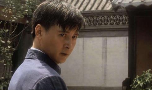 对程蝶衣恩将仇报的小四，27年后已两鬓斑白，但气质依旧如兰