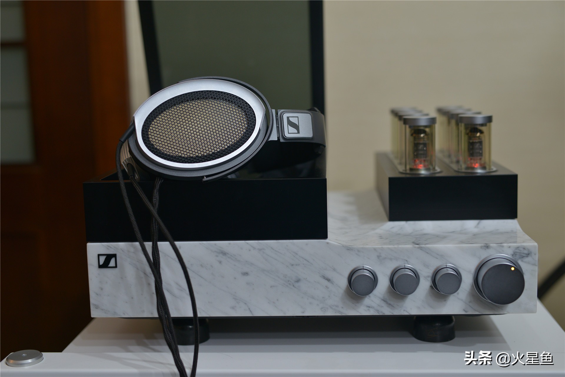 朋友买了个耳机,朋友买了一个声卡耳机