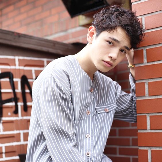 男生卷发造型中短卷,男生卷发造型中长发圆脸