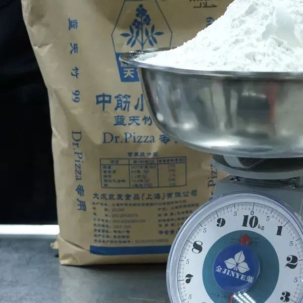 和面加了鸡蛋为什么面发硬,做披萨胚的面粘手正常吗