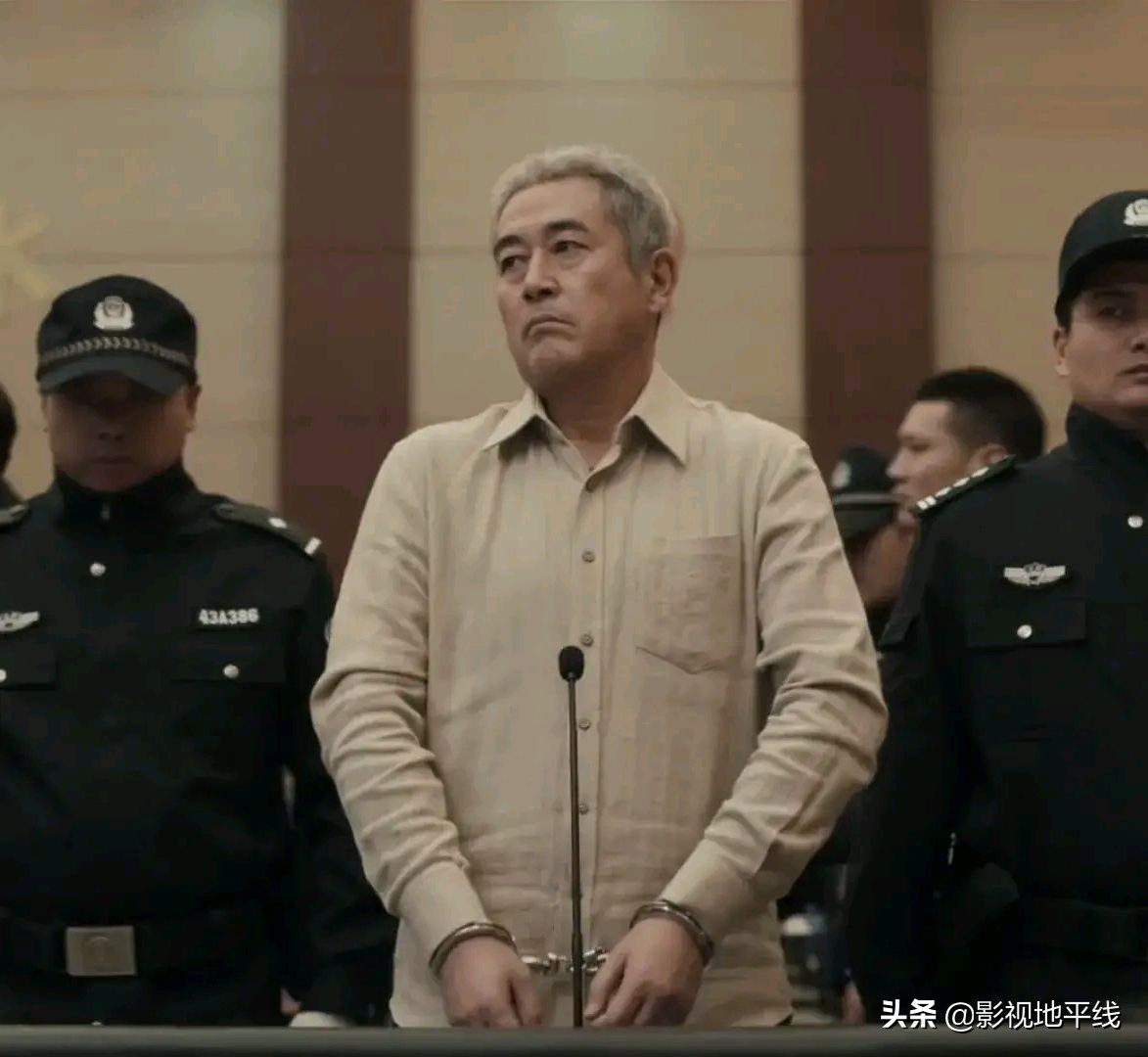 孙红雷得承认，在《扫黑风暴》里，他的演技输给了王志飞