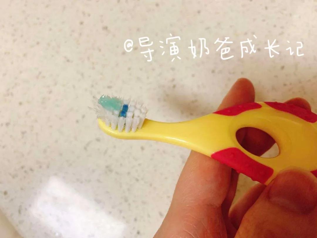 刚开始给宝宝刷牙用什么样的牙刷,宝宝用哪种牙刷刷牙比较好