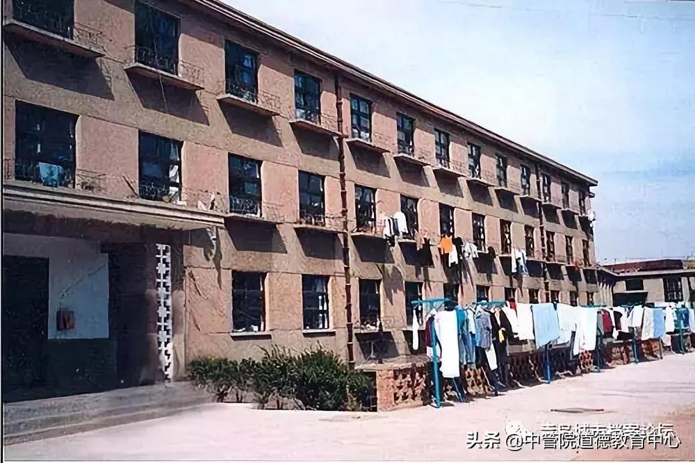 青岛城市档案：青岛工艺美术学校的历史沿革